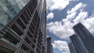 Tokyo Lisesi Apartman Kulesi Gökyüzü ve bulutlar