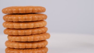 Yığılmış bisküviler, kısa video klibi