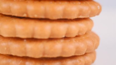 Yığılmış bisküviler, kısa video klibi