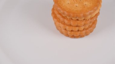 Yığılmış bisküviler, kısa video klibi