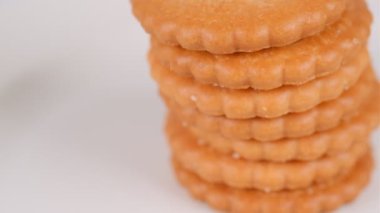 Yığılmış bisküviler, kısa video klibi