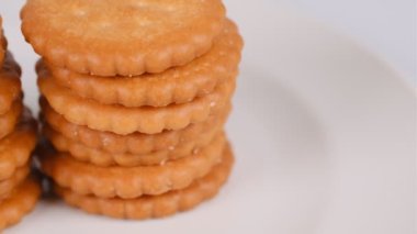 Yığılmış bisküviler, kısa video klibi