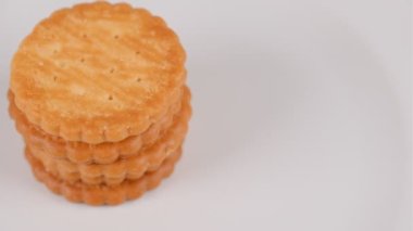 Yığılmış bisküviler, kısa video klibi