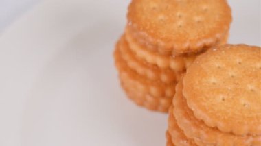 Yığılmış bisküviler, kısa video klibi