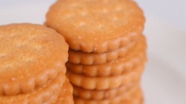 Yığılmış bisküviler, kısa video klibi