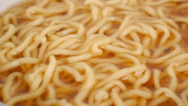 Ιαπωνική Πηγή Σόγιας Ramen Στιγμιαία Noodles — Αρχείο Βίντεο