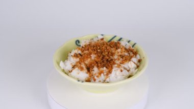 Japon Bonito, Katsuobushi pirincini pul pul yiyor 