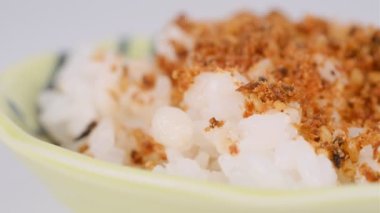 Japon Bonito, Katsuobushi pirincini pul pul yiyor 