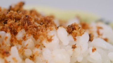Japon Bonito, Katsuobushi pirincini pul pul yiyor 