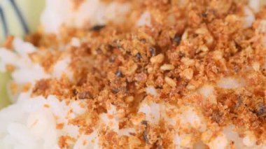Japon Bonito, Katsuobushi pirincini pul pul yiyor 