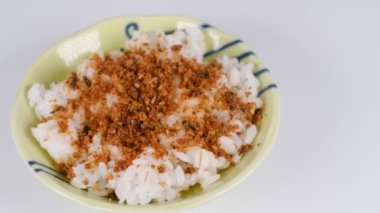 Japon Bonito, Katsuobushi pirincini pul pul yiyor 