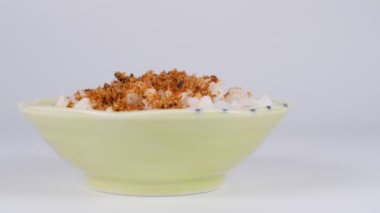 Japon Bonito, Katsuobushi pirincini pul pul yiyor 