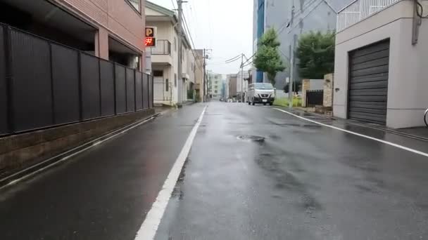 东京住宅区2022年雨骑自行车 — 图库视频影像