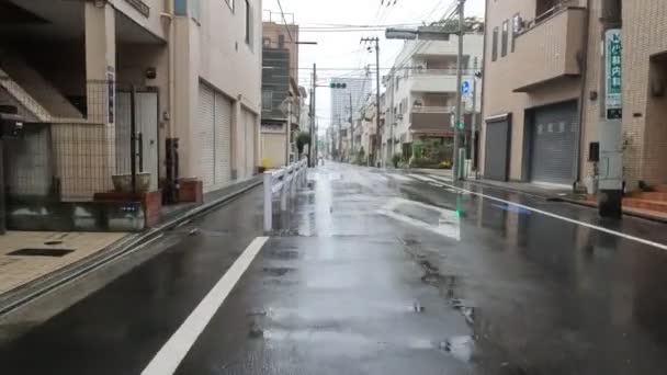 Tokyo Bostadsområden Regn Cykling 2022 — Stockvideo