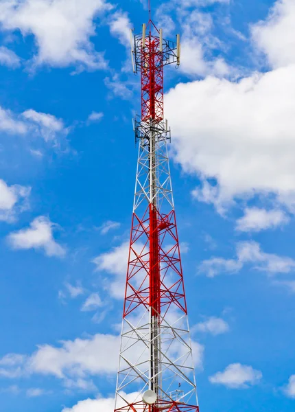 Torre de radio y el cielo — Foto de Stock