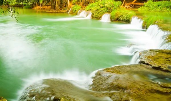 Hermosa caída de agua —  Fotos de Stock