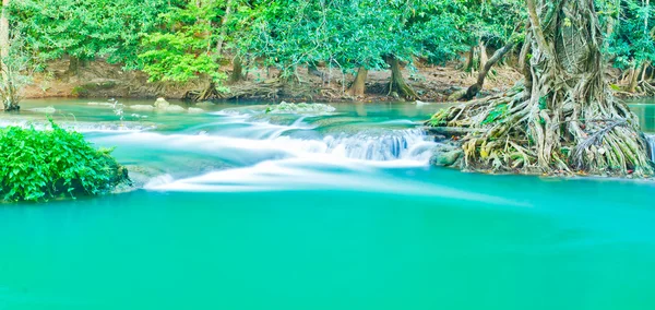 Schöner Wasserfall — Stockfoto