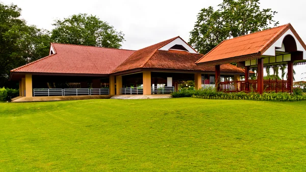 Rotes Haus auf grünem Rasen — Stockfoto