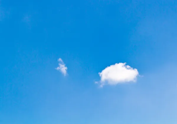 Cielo blu con nuvole bianche belle luminose — Foto Stock