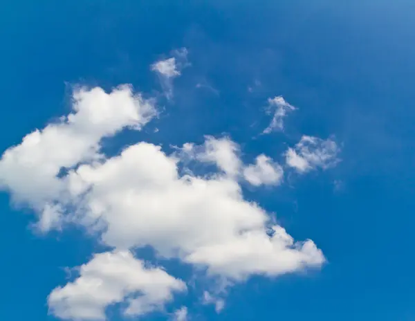 Blauwe hemel met witte wolken mooi helder — Stockfoto