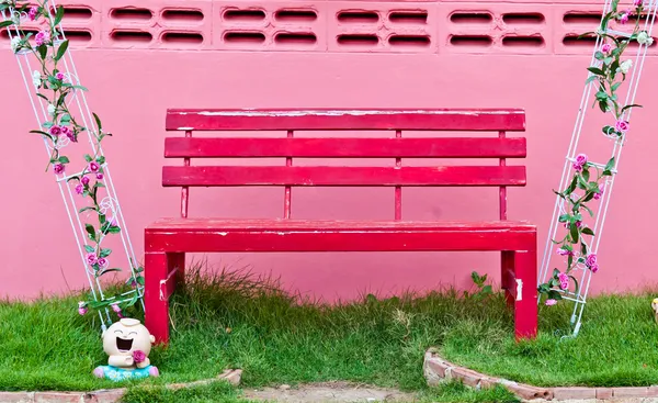 Cadeira vermelha com paredes rosa — Fotografia de Stock