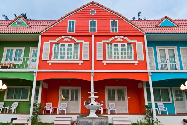 Rumah merah rumah biru hijau — Stok Foto