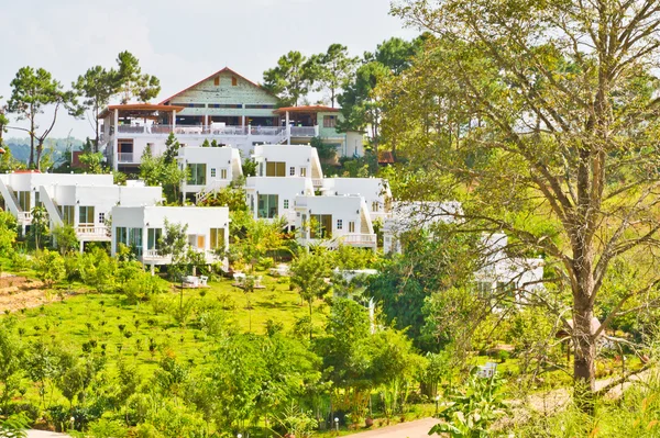 Casa branca na floresta — Fotografia de Stock