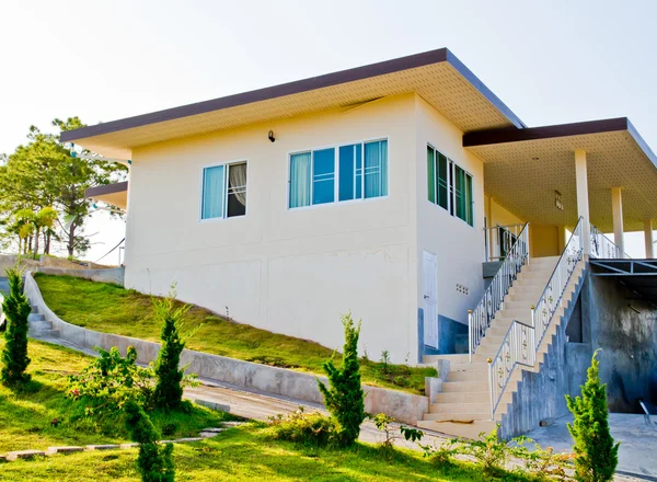 Casa branca na floresta — Fotografia de Stock