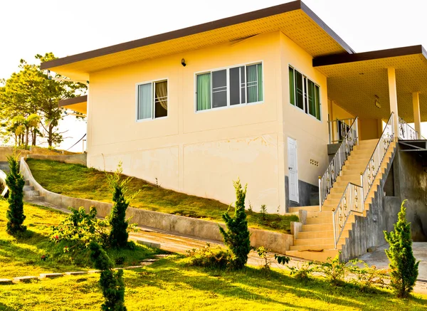 Casa branca isolada na floresta — Fotografia de Stock