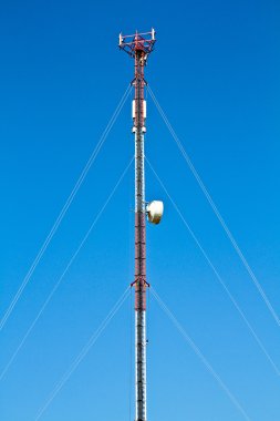 radyo kulesi ve mavi gökyüzü