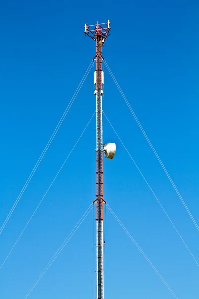 Torre de radio y el cielo azul — Foto de Stock