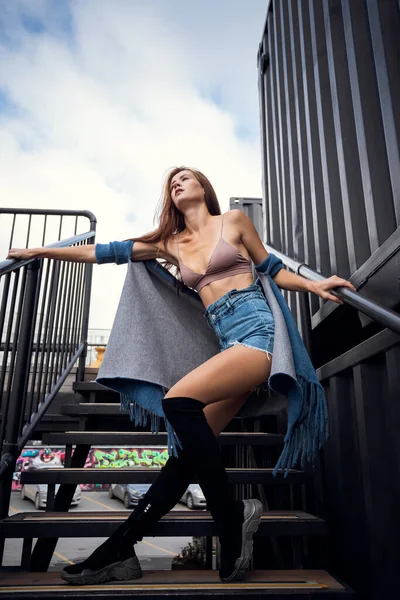 Модний Портрет Молодої Модної Жінки Одягненої Спорт Топ Позує Сходах — стокове фото