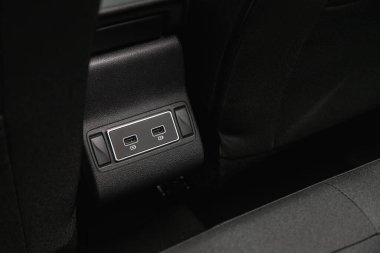 Novosibirsk, Rusya - 22 Temmuz 2021: Renault Kaptur, otomobil panelinde iki USB port