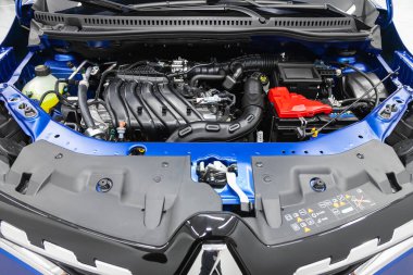 Novosibirsk, Rusya - 22 Temmuz 2021: Renault Kaptur, temiz bir motor bloğunu kapatın. İçten yanmalı motor, araba parçaları, ayreylin