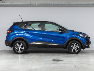 Novosibirsk, Rusya - 22 Temmuz 2021: Mavi Renault Kaptur, yan görüş. Otoparktaki popüler araba.  