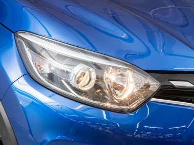 Novosibirsk, Rusya - 22 Temmuz 2021: Renault Kaptur, mavi araba ksenon lamba, tampon, tekerlek. Modern bir ca 'nın dışı.