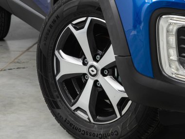 Novosibirsk, Rusya - 22 Temmuz 2021: Renault Kaptur, Alaşımlı tekerlekli araba tekerleği ve yakın çekimde yeni lastik. Tekerlek ayarlama diski