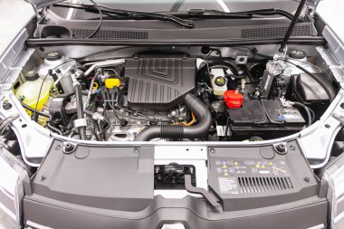 Novosibirsk, Rusya - 31 Ağustos 2021: Renault Logan, temiz bir motor bloğunu kapatın. İçten yanmalı motor, araba parçaları, ayreylin