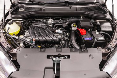 Novosibirsk, Rusya - 31 Ağustos 2021: Lada Vesta, temiz bir motor bloğunu kapatın. İçten yanmalı motor, araba parçaları, ayreylin