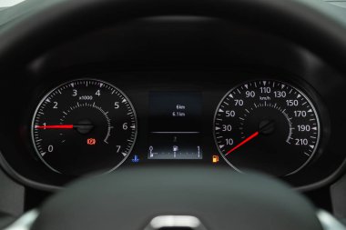 Novosibirsk, Rusya - 08 Temmuz 2021: Nissan Arkana, araba gösterge panelinde imza ve sembol. Araba hız göstergesi ve taktik ölçer yakın çekim. Arabanın içi..