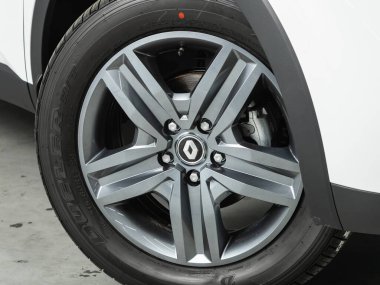 Novosibirsk, Rusya - 08 Temmuz 2021: Nissan Arkana, Alaşımlı tekerlek ve yakın çekimde yeni lastik. Tekerlek ayarlama diski