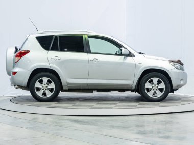 Novosibirsk, Rusya - 12 Eylül 2021: Toyota RAV-4, yan görüş. Otoparktaki popüler araba.  