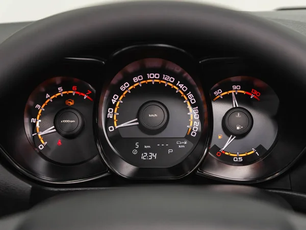 2021年8月31日 俄罗斯诺沃西别尔斯克 维斯塔 汽车仪表盘上的签名和符号 汽车速度计和速度计的特写 汽车内部 — 图库照片