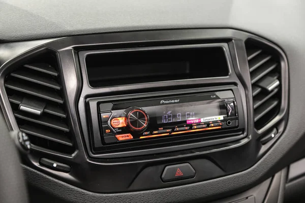 Novosibirsk Rusland Augustus 2021 Lada Vesta Audio Stereo Installatie Bedieningspaneel — Stockfoto