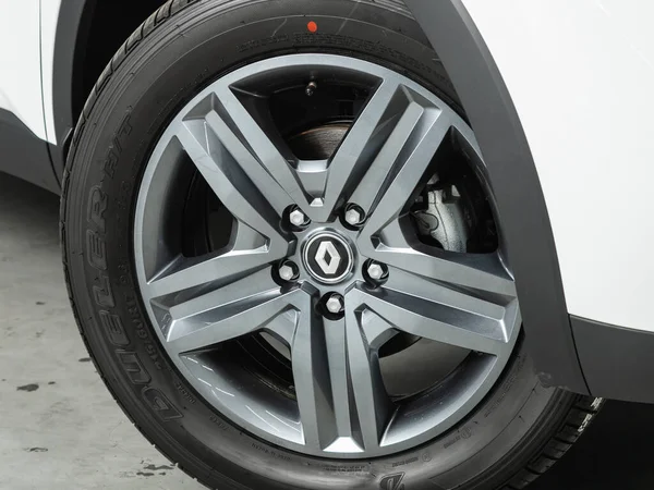 Novosibirsk, Rusya - 08 Temmuz 2021: Nissan Arkana, Alaşımlı tekerlek ve yakın çekimde yeni lastik. Tekerlek ayarlama diski