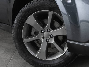 Novosibirsk, Rusya - 25 Eylül 2021: Subaru Outback, tampon, alaşım tekerleği, araba temizleme  