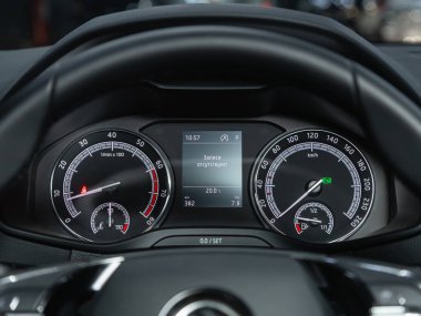 Novosibirsk, Rusya - 25 Eylül 2021: Skoda Karoq, siyah araba hız göstergesi. Torpido gözüne yakın çekim yapan bir araba..