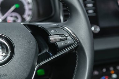 Novosibirsk, Rusya - 25 Eylül 2021: Skoda Karoq, hızlı kontrol için çok fonksiyonlu siyah direksiyon, yakın çekim.