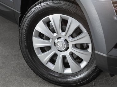Novosibirsk, Rusya - 25 Eylül 2021: Skoda Karoq, tampon, alaşım tekerleği, araba temizleme  