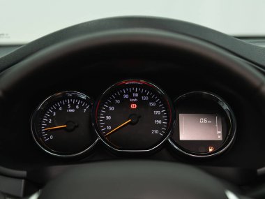 Novosibirsk, Rusya - 22 Temmuz 2021: Renault Sandero, siyah araba hız göstergesi. Torpido gözüne yakın çekim yapan bir araba..